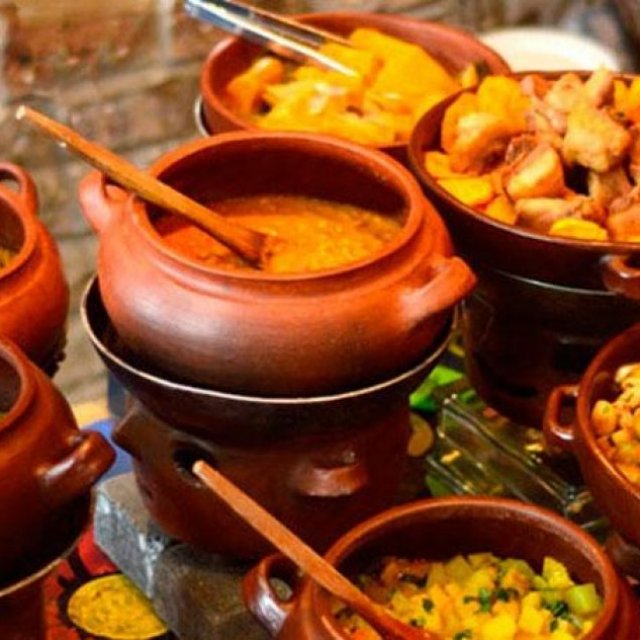 Buffet criollo en ollas de Barro