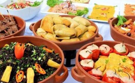 Buffet criollo en ollas de Barro